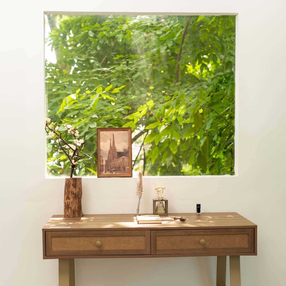 Room 1 - Góc chính diện bàn làm việc ngập tràn ánh nắng